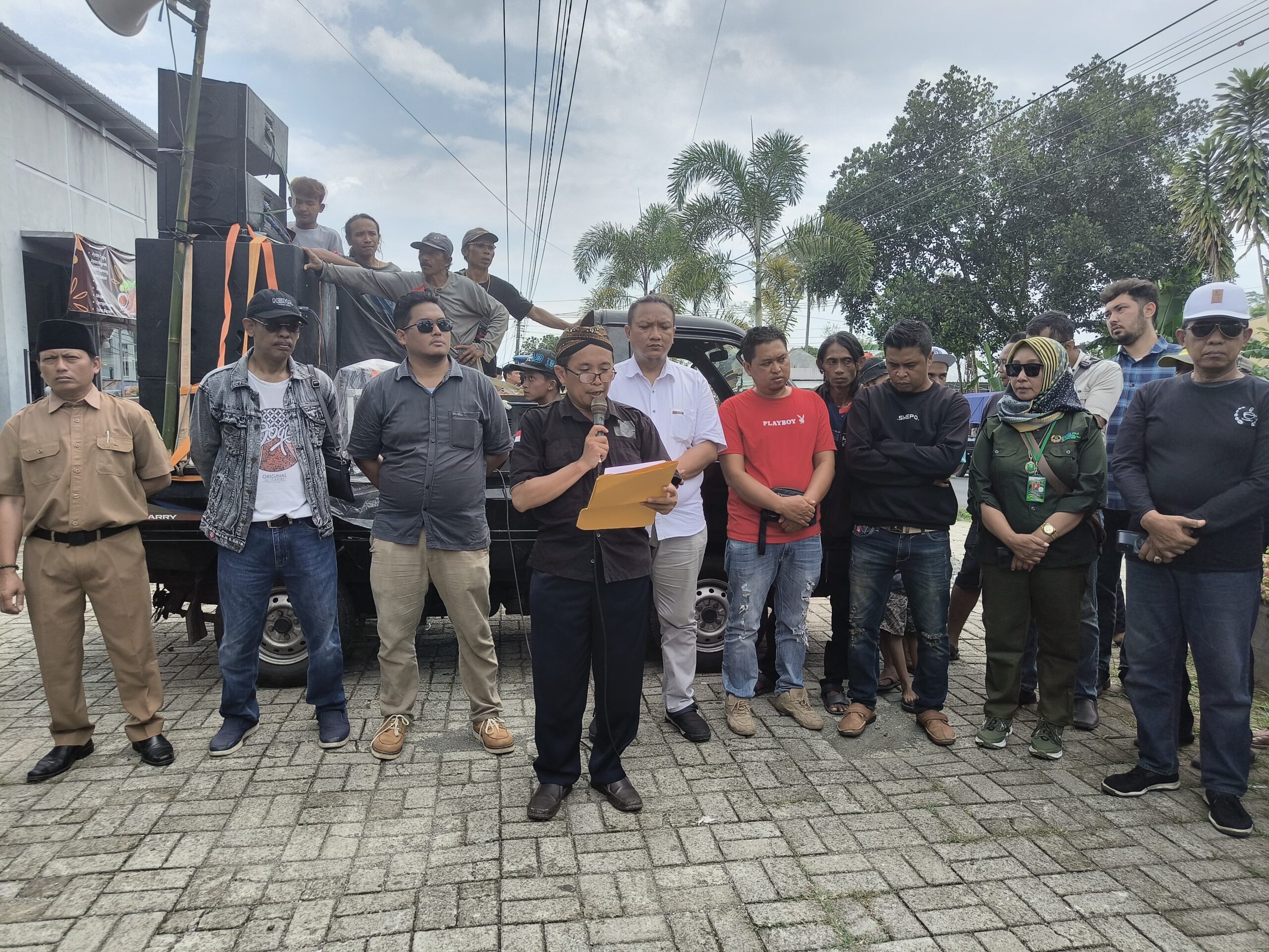 Aksi Warga Gandatapa Soroti Dampak Tambang Pasir Hitam, Desak Operasional Dihentikan